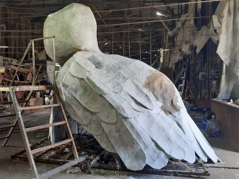 El buitre en proceso en el galpón, todavía sin pintar