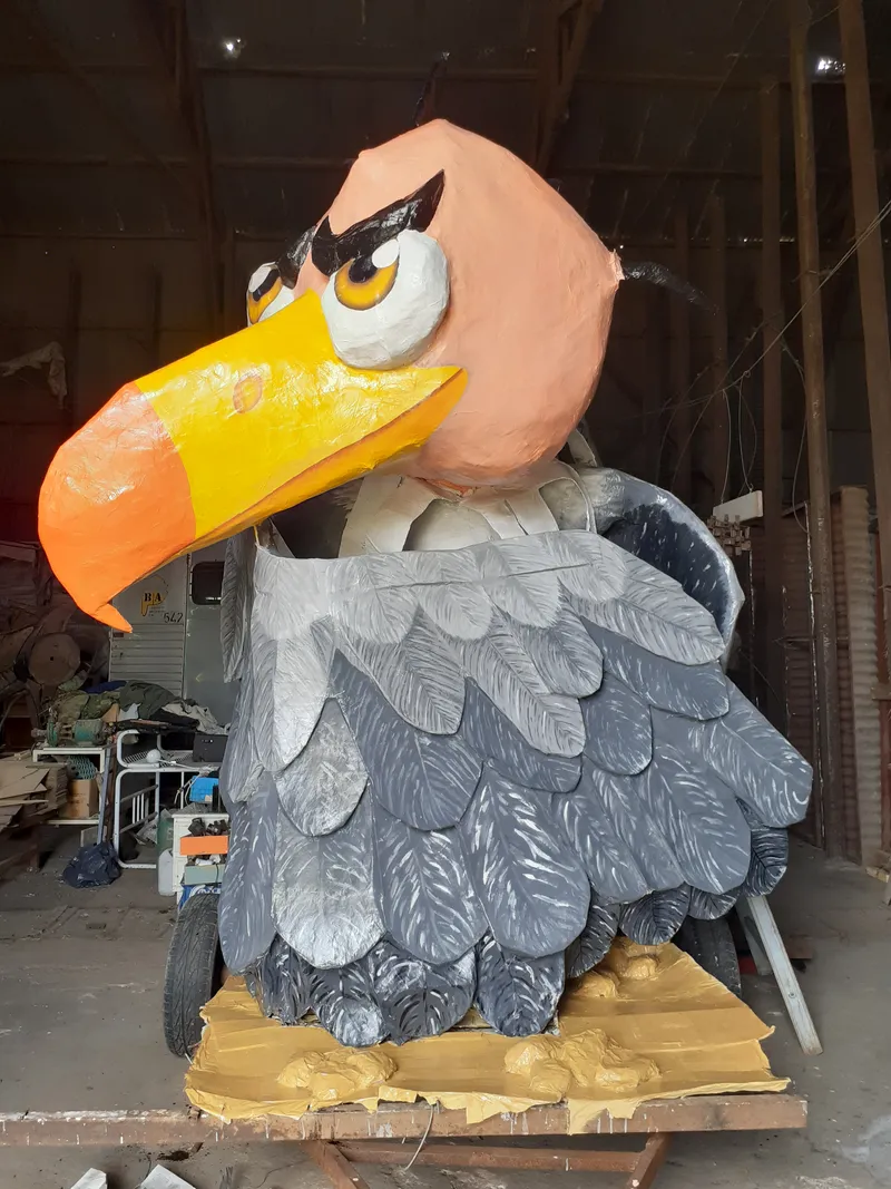 El buitre terminado en el taller, vista frontal